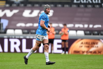 260425 - Ospreys v Dragons RFC - United Rugby Championship - Dan Lydiate of Dragons leaves the field after playing his last game for the Dragons