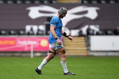 260425 - Ospreys v Dragons RFC - United Rugby Championship - Dan Lydiate of Dragons leaves the field after playing his last game for the Dragons