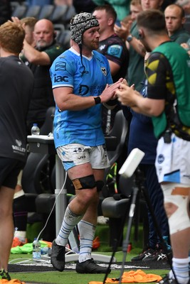 260425 - Ospreys v Dragons RFC - United Rugby Championship - Dan Lydiate of Dragons leaves the field after playing his last game for the Dragons