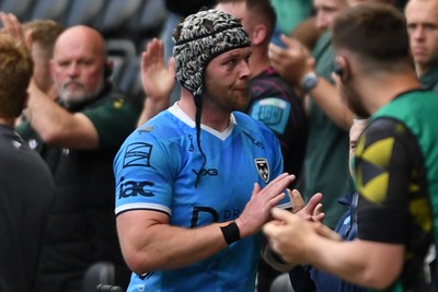 260425 - Ospreys v Dragons RFC - United Rugby Championship - Dan Lydiate of Dragons leaves the field after playing his last game for the Dragons
