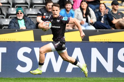 260425 - Ospreys v Dragons RFC - United Rugby Championship - Kieron Hardy of Ospreys  runs in to score a try