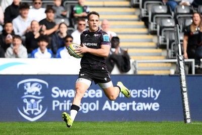 260425 - Ospreys v Dragons RFC - United Rugby Championship - Kieron Hardy of Ospreys  runs in to score a try