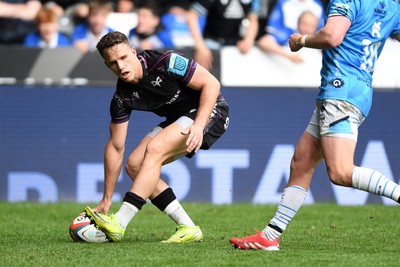260425 - Ospreys v Dragons RFC - United Rugby Championship - Kieron Hardy of Ospreys  runs in to score a try