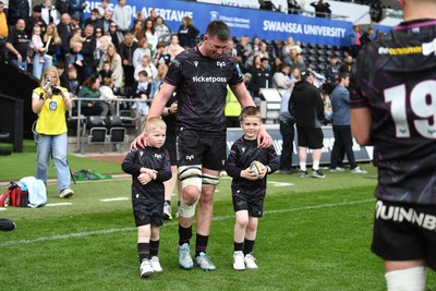 260425 - Ospreys v Dragons RFC - United Rugby Championship - Adam Beard of Ospreys with family at full time