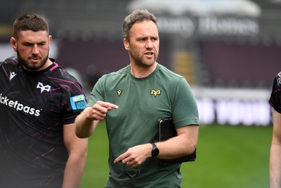 260425 - Ospreys v Dragons RFC - United Rugby Championship - Mark Jones, Ospreys Head Coach leads his sides huddle at full time