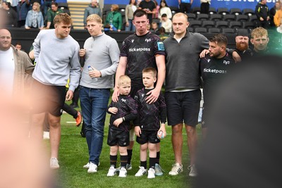 260425 - Ospreys v Dragons RFC - United Rugby Championship - Adam Beard of Ospreys with family at full time