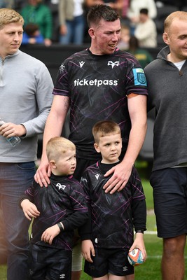 260425 - Ospreys v Dragons RFC - United Rugby Championship - Adam Beard of Ospreys with family at full time