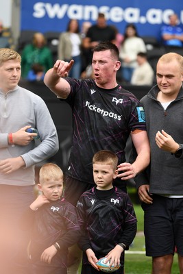 260425 - Ospreys v Dragons RFC - United Rugby Championship - Adam Beard of Ospreys with family at full time