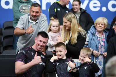 260425 - Ospreys v Dragons RFC - United Rugby Championship - Adam Beard of Ospreys with family at full time