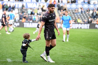 260425 - Ospreys v Dragons RFC - United Rugby Championship - James Ratti of Ospreys with family at full time