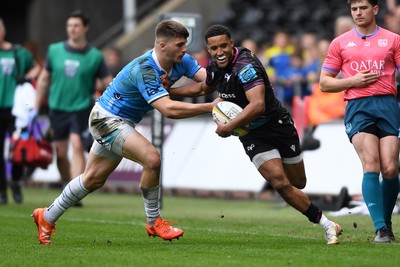 260425 - Ospreys v Dragons RFC - United Rugby Championship - Keelan Giles of Ospreys is challenged by Harry Rees-Weldon of Dragons