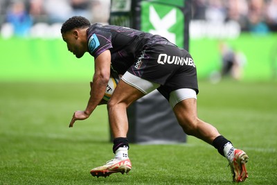 260425 - Ospreys v Dragons RFC - United Rugby Championship - Keelan Giles of Ospreys runs in to score a try