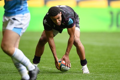 260425 - Ospreys v Dragons RFC - United Rugby Championship - Keelan Giles of Ospreys scores a try