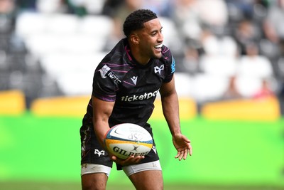 260425 - Ospreys v Dragons RFC - United Rugby Championship - Keelan Giles of Ospreys scores a try