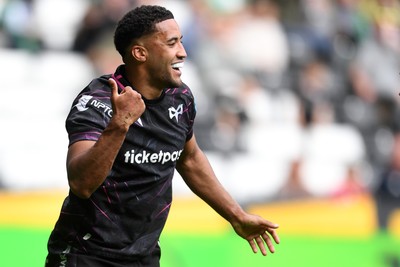 260425 - Ospreys v Dragons RFC - United Rugby Championship - Keelan Giles of Ospreys celebrates scoring a try