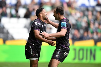 260425 - Ospreys v Dragons RFC - United Rugby Championship - Keelan Giles of Ospreys celebrates scoring a try with team mates