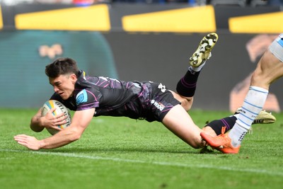 260425 - Ospreys v Dragons RFC - United Rugby Championship - Rueben Morgan-Williams of Ospreys scores a try