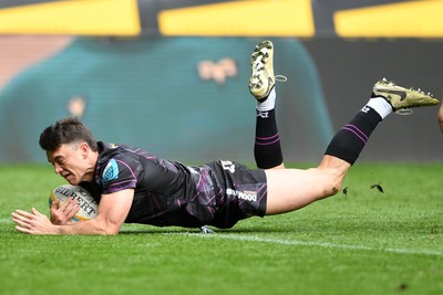 260425 - Ospreys v Dragons RFC - United Rugby Championship - Rueben Morgan-Williams of Ospreys scores a try