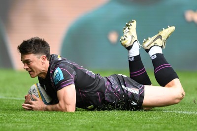 260425 - Ospreys v Dragons RFC - United Rugby Championship - Rueben Morgan-Williams of Ospreys scores a try