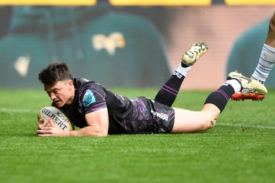 260425 - Ospreys v Dragons RFC - United Rugby Championship - Rueben Morgan-Williams of Ospreys scores a try