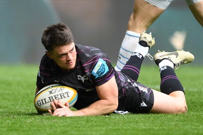 260425 - Ospreys v Dragons RFC - United Rugby Championship - Rueben Morgan-Williams of Ospreys scores a try