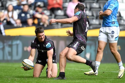 260425 - Ospreys v Dragons RFC - United Rugby Championship - Rueben Morgan-Williams of Ospreys scores a try