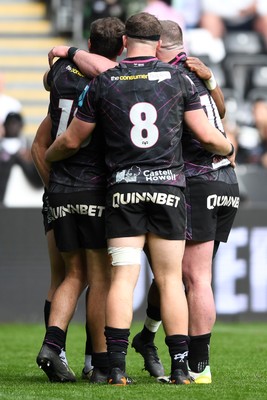 260425 - Ospreys v Dragons RFC - United Rugby Championship - Rueben Morgan-Williams of Ospreys celebrates scoring a try with team mates