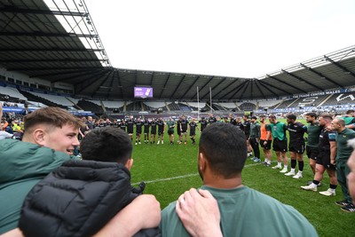 260425 - Ospreys v Dragons RFC - United Rugby Championship - Ospreys huddle at full time