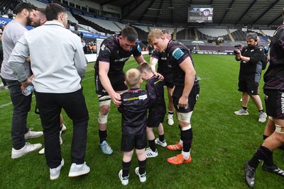 260425 - Ospreys v Dragons RFC - United Rugby Championship - Adam Beard of Ospreys with family at full time