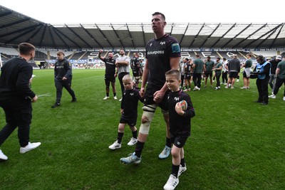 260425 - Ospreys v Dragons RFC - United Rugby Championship - Adam Beard of Ospreys with family at full time