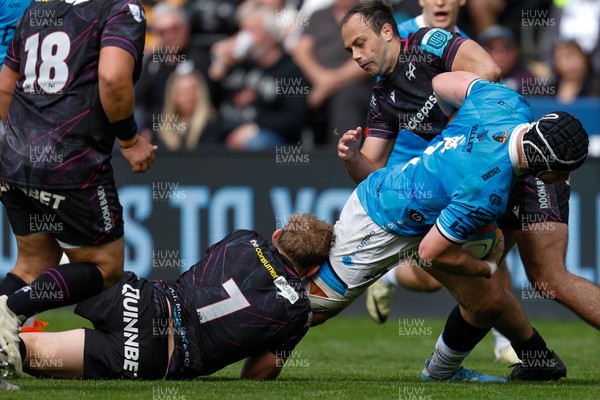 260425 - Ospreys v Dragons RFC - United Rugby Championship - Rhodri Jones of Dragons is tackled by Jac Morgan of Ospreys