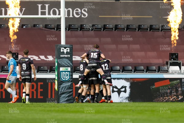 260425 - Ospreys v Dragons RFC - United Rugby Championship - Keelan Giles of Ospreys Scores a Try