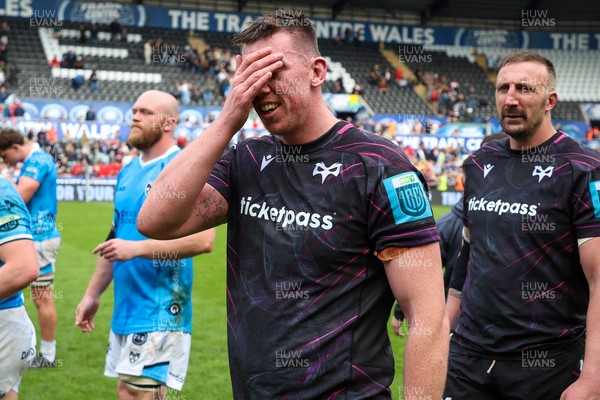 260425 - Ospreys v Dragons RFC - United Rugby Championship - Adam Beard of Ospreys at end of game