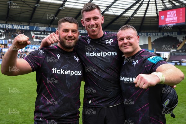 260425 - Ospreys v Dragons RFC - United Rugby Championship - Adam Beard of Ospreys at end of game with team mates