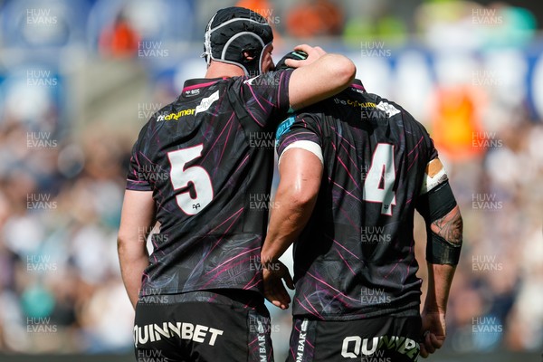 260425 - Ospreys v Dragons RFC - United Rugby Championship - Adam Beard of Ospreys and Will Spencer of Ospreys