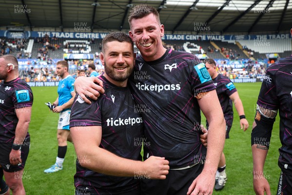 260425 - Ospreys v Dragons RFC - United Rugby Championship - Adam Beard of Ospreys and Tom Botha of Ospreys