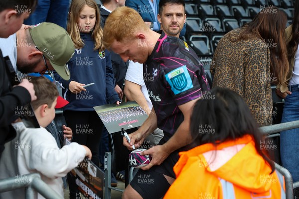 260425 - Ospreys v Dragons RFC - United Rugby Championship - Ospreys players with fans after game