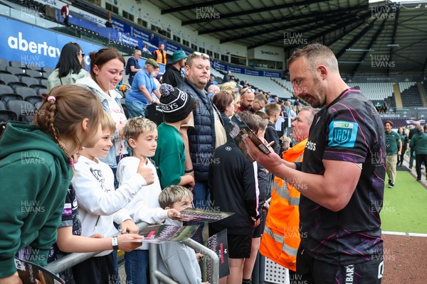 260425 - Ospreys v Dragons RFC - United Rugby Championship - Ospreys players with fans after game