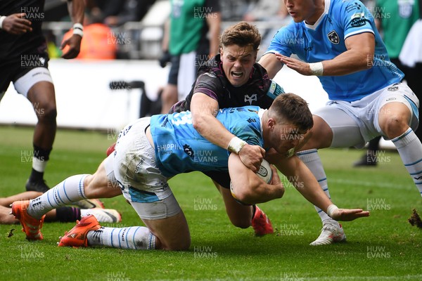 260425 - Ospreys v Dragons RFC - United Rugby Championship - Harry Rees-Weldon of Dragons scores the first try of the game