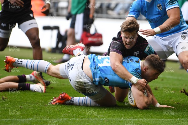 260425 - Ospreys v Dragons RFC - United Rugby Championship - Harry Rees-Weldon of Dragons scores the first try of the game