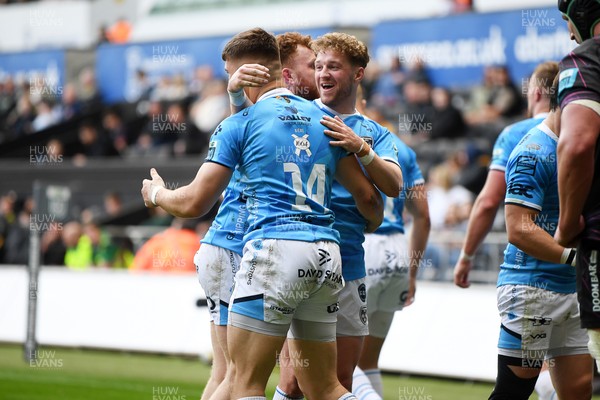 260425 - Ospreys v Dragons RFC - United Rugby Championship - Harry Rees-Weldon of Dragons celebrates scoring a try with team mates