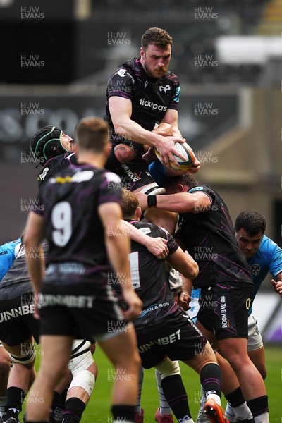 260425 - Ospreys v Dragons RFC - United Rugby Championship - James Ratti of Ospreys wins the line-out