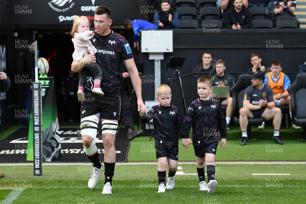 260425 - Ospreys v Dragons RFC - United Rugby Championship - Adam Beard of Ospreys walks out with his family at the start of the match