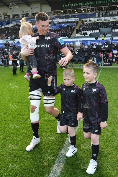 260425 - Ospreys v Dragons RFC - United Rugby Championship - Adam Beard of Ospreys walks out with his family at the start of the match