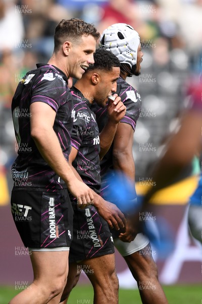 260425 - Ospreys v Dragons RFC - United Rugby Championship - Keelan Giles of Ospreys celebrates scoring a try with team mates