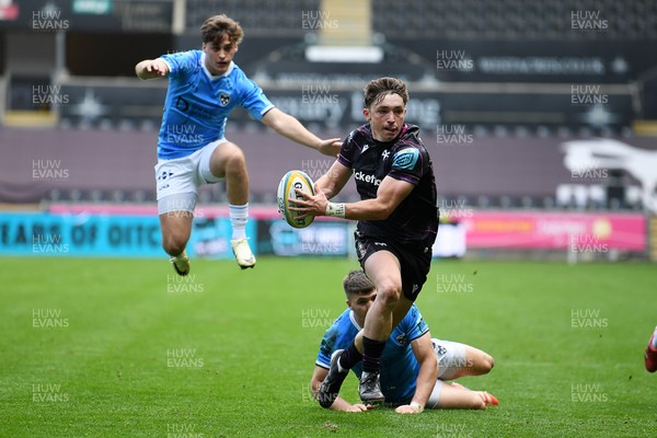260425 - Ospreys v Dragons RFC - United Rugby Championship - Dan Edwards of Ospreys runs in to score a try