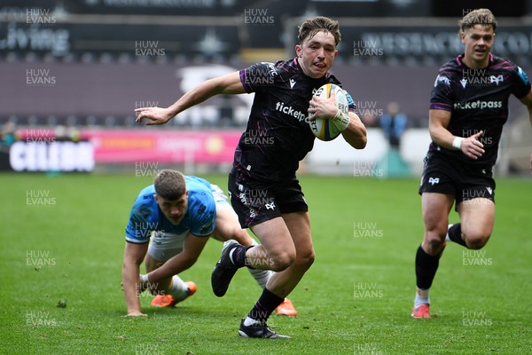 260425 - Ospreys v Dragons RFC - United Rugby Championship - Dan Edwards of Ospreys runs in to score a try