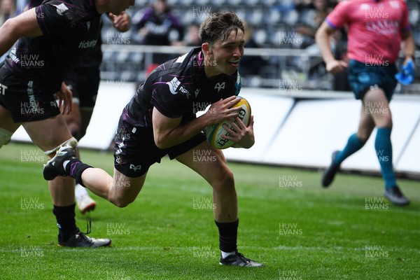 260425 - Ospreys v Dragons RFC - United Rugby Championship - Dan Edwards of Ospreys runs in to score a try