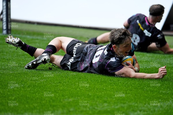 260425 - Ospreys v Dragons RFC - United Rugby Championship - Dan Edwards of Ospreys scores a try