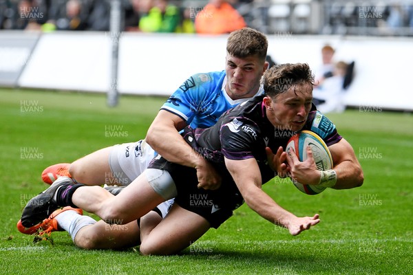 260425 - Ospreys v Dragons RFC - United Rugby Championship - Dan Edwards of Ospreys scores a try